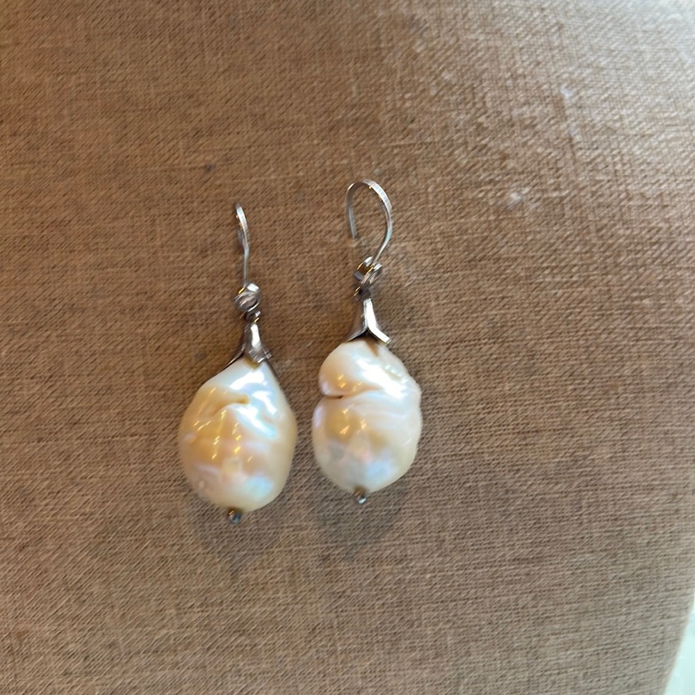 Baroque pearl earring with rhinestone